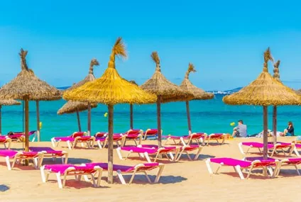 Entspannte Stunden am Strand beim All Inclusive Urlaub auf Mallorca.
