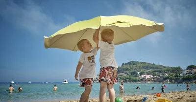 Kinder spielen am Strand