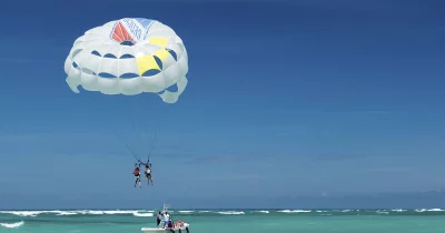 Dominikanische Republik: Parasailing über dem Ozean