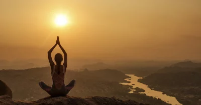  Mädchen macht Yoga