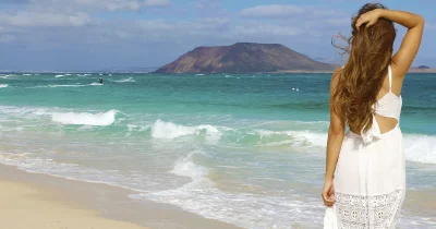 Kanarische Inseln, Mädchen sonnt sich am Strand