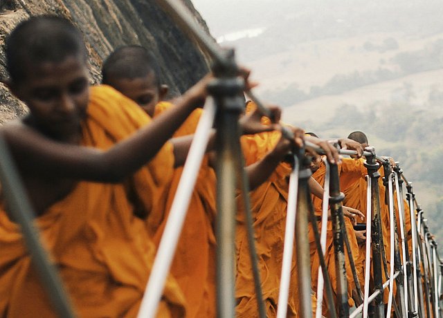 Buddhisten gehen einen Pfad in den Bergen entlang