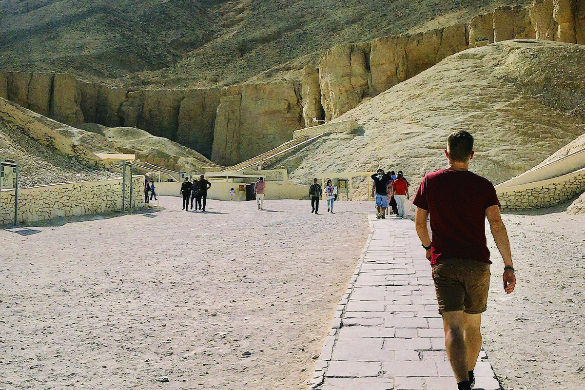 Ein Tourist spaziert durch das Tal der Könige, Ägypten