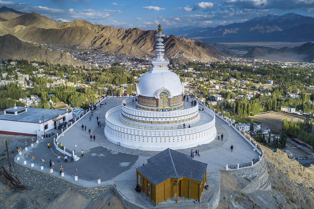 Die Shanti Stupa ist eine buddhistische Stupa (Chorten) mit weißer Kuppel auf dem Changspa Hill.