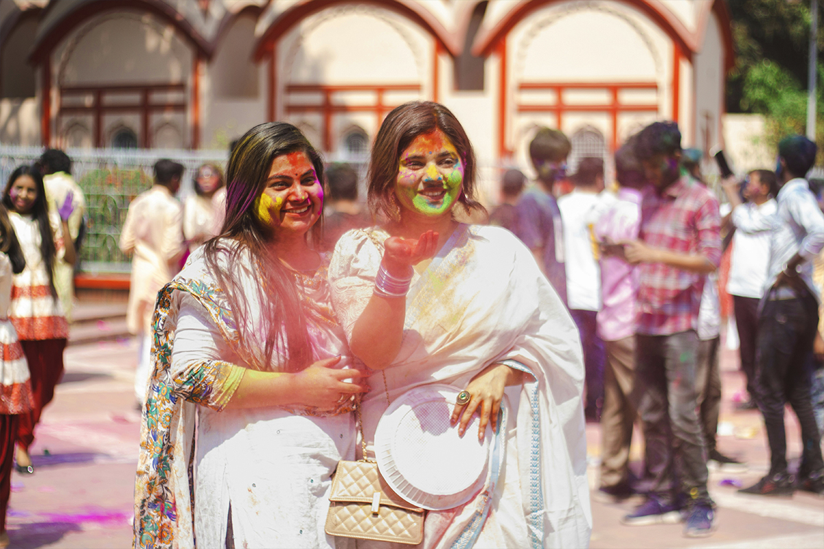 Indische Mädchen an Holi