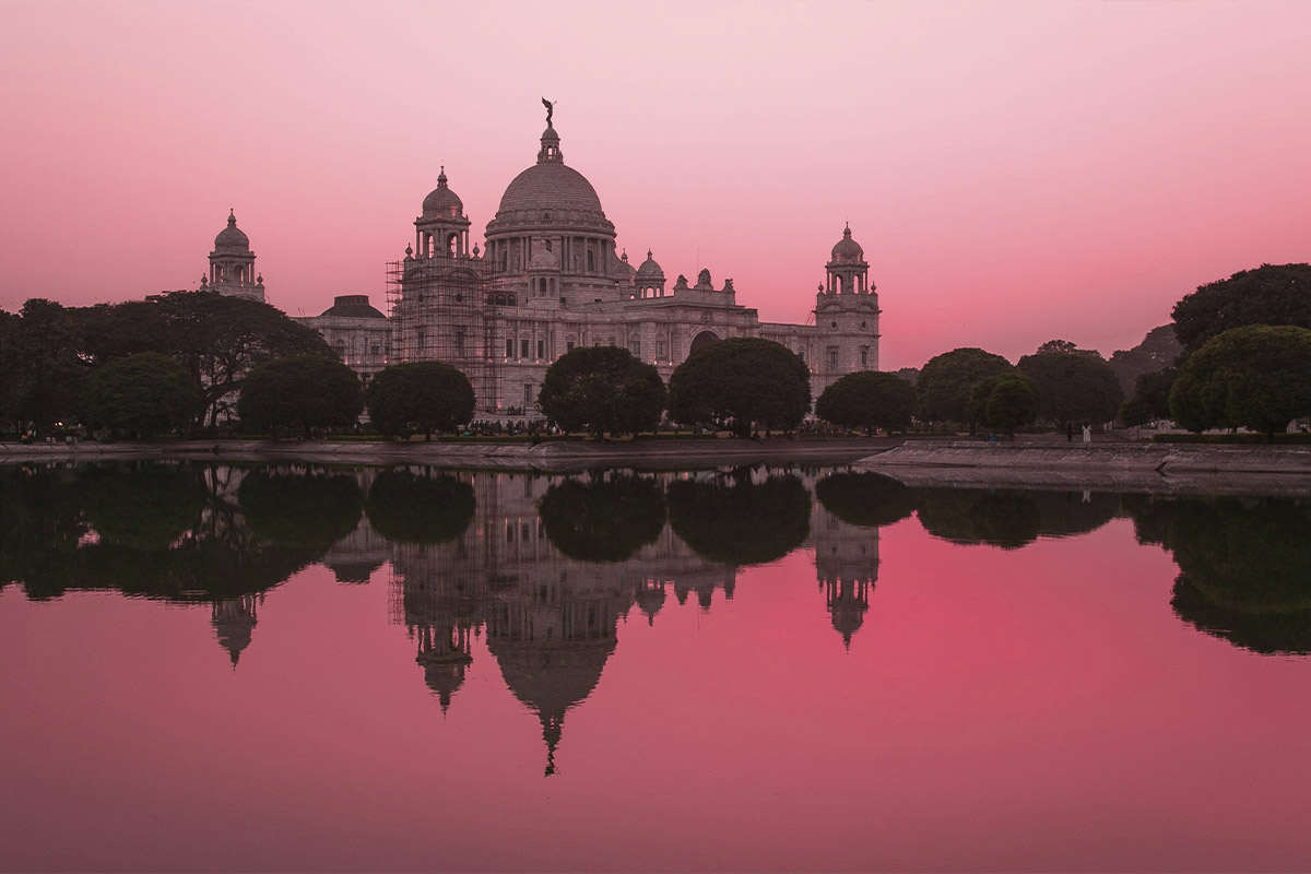 Das Taj Mahal vor dem rosa Himmel Indiens