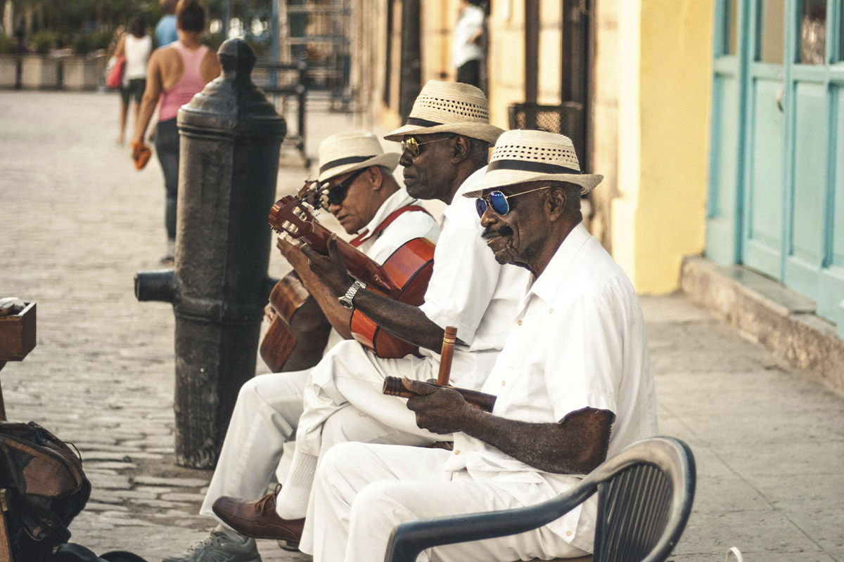 Kubanische Männer spielen Musikinstrumente