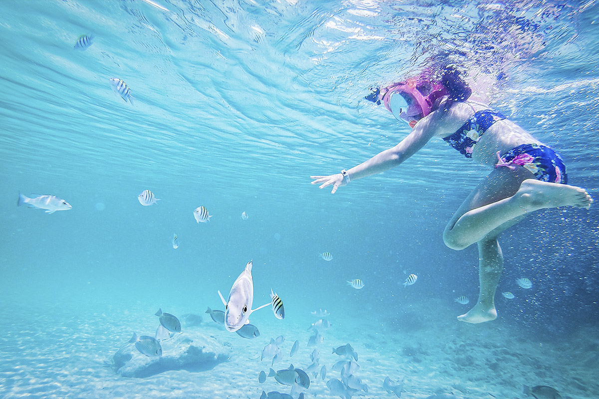 Frau schwimmt im Meer