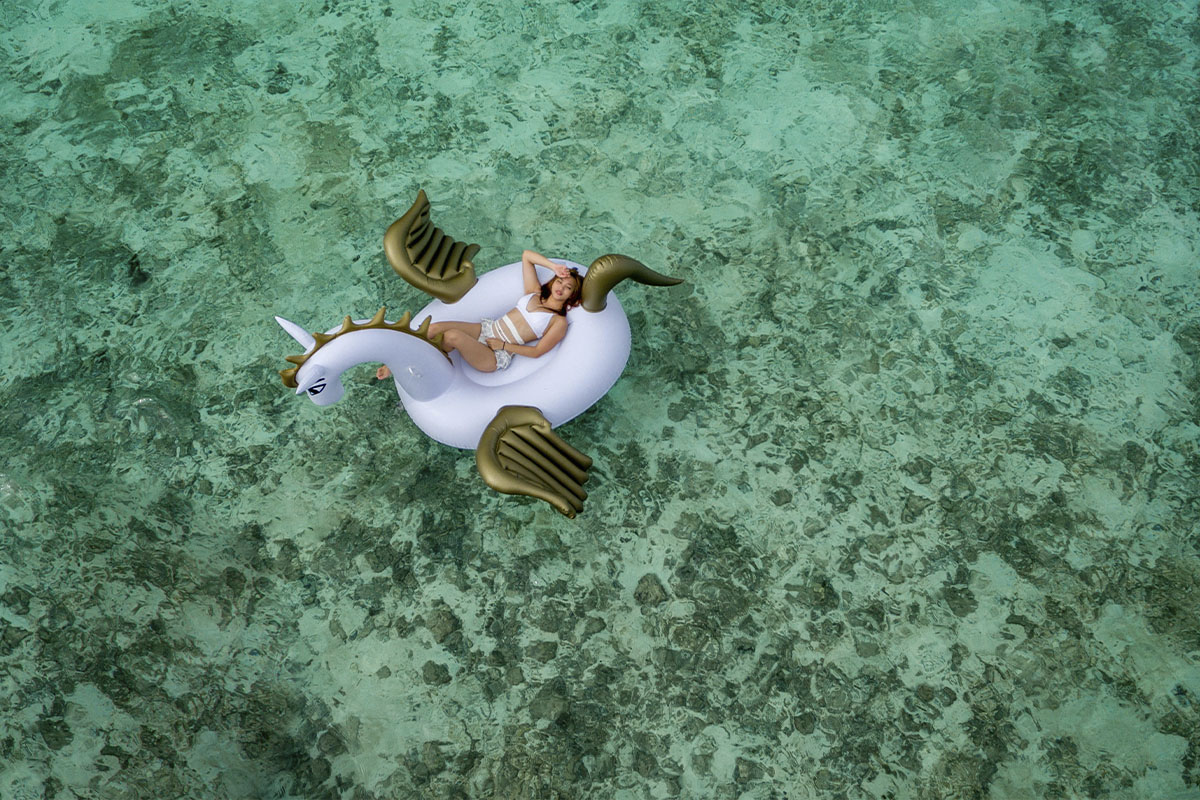 Mädchen ruht auf dem Wasser