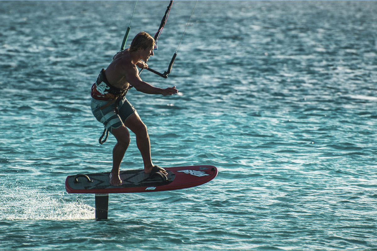 Mann beim Kitesurfen auf Mauritius