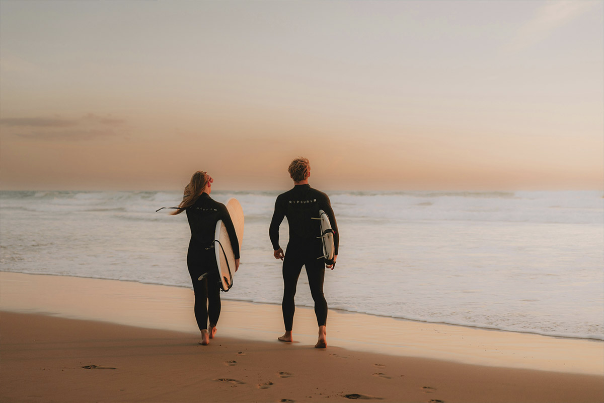 verliebtes Paar beim Surfen