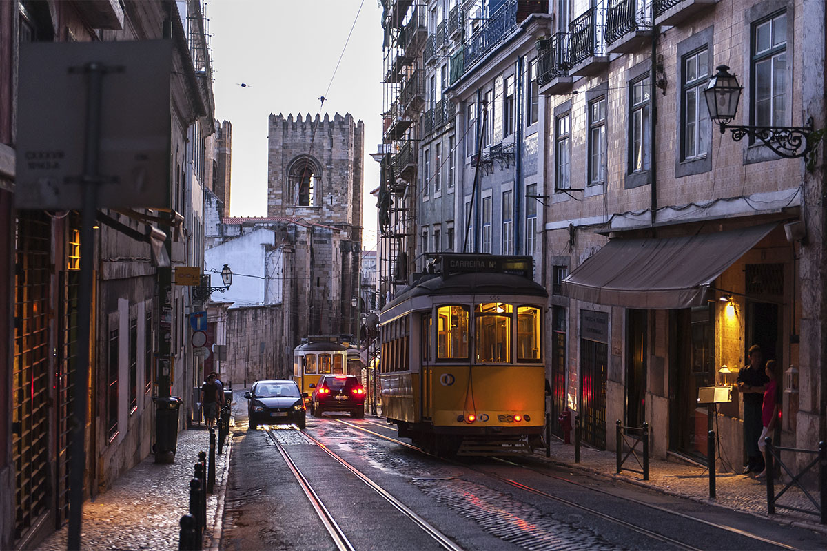 Abendstraßenbahn in Lissabon