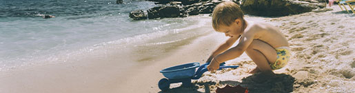 Kind spielt am Strand