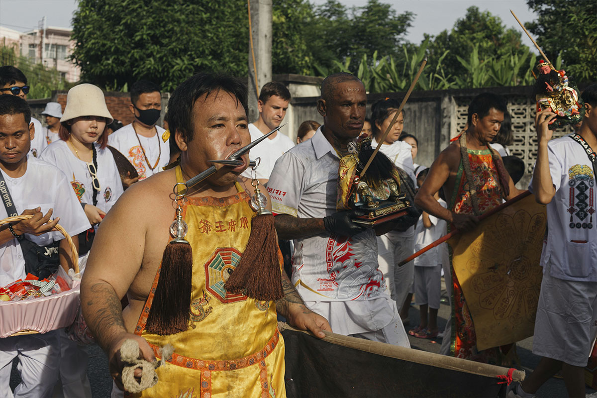 Vegetarisches Fest in Phuket, ein Mann strebt nach Reinigung