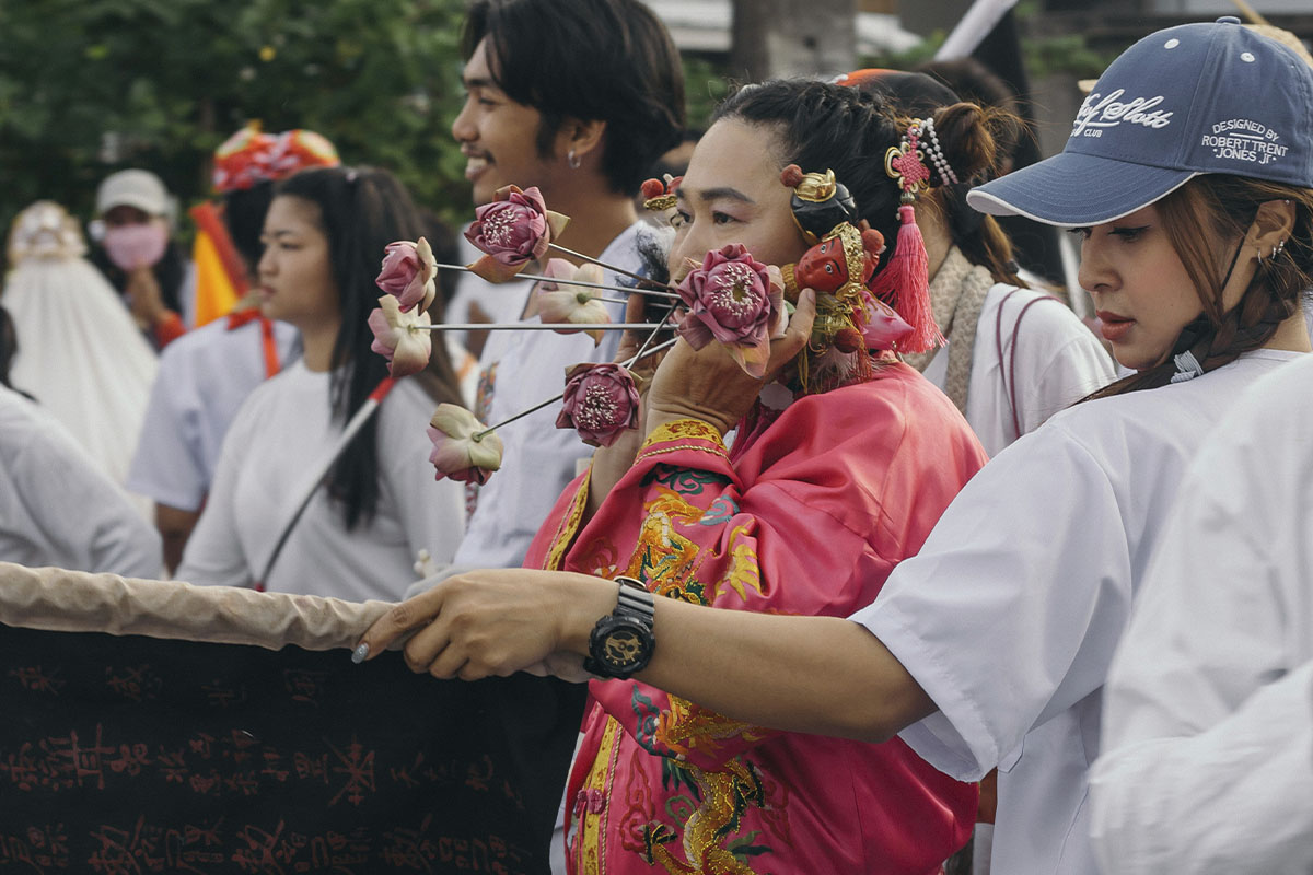 Vegetarisches Festival in Phuket, Frau mit Schwertern